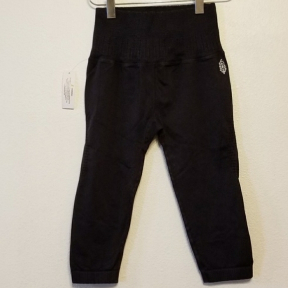 Free People Movement Good Karma/Shanti capris - Picture 3 of 7